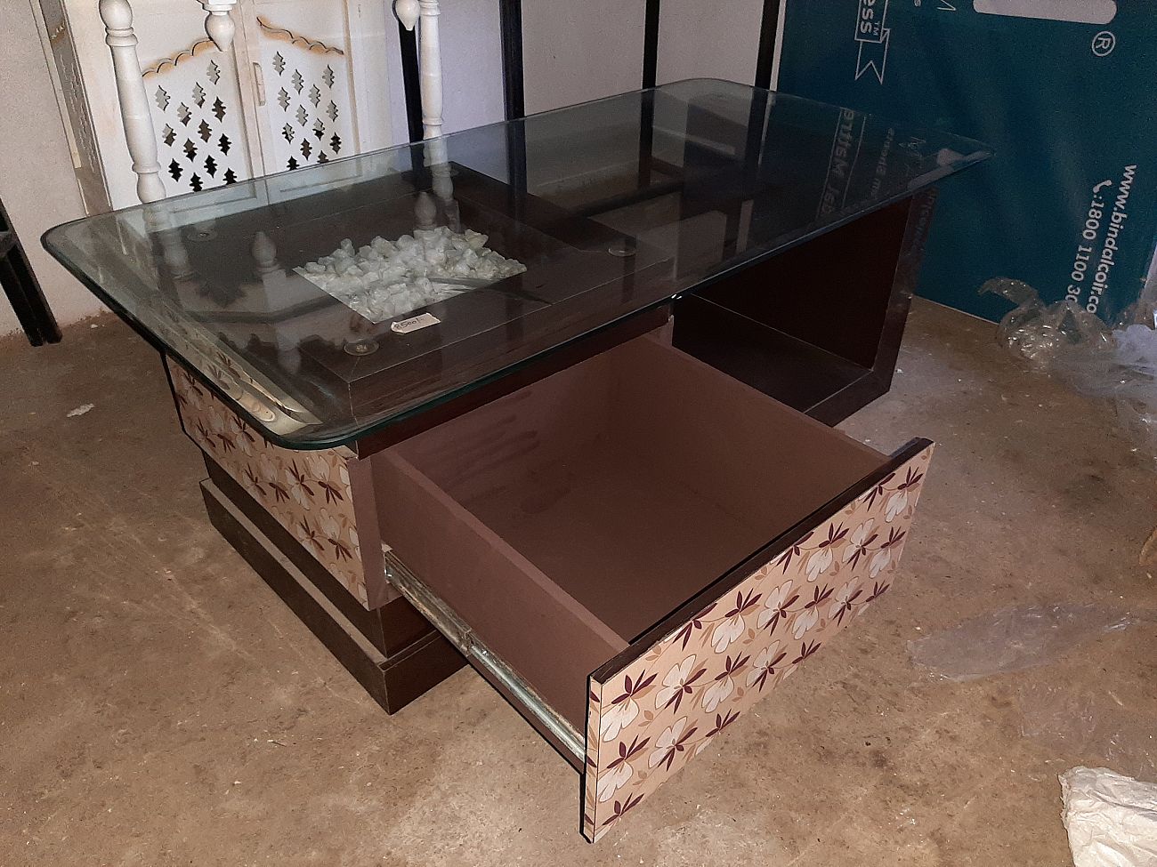 Center table with one drawer