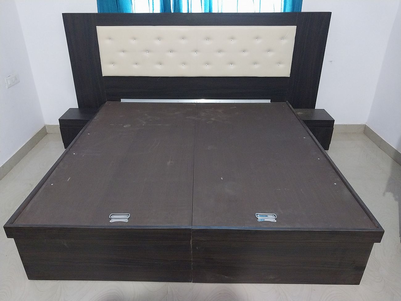 double bed with hydrolic open option